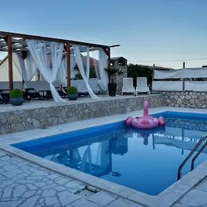 oguic-apartman.hotelinzadar.com/