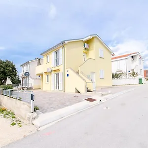 apartments-andrea-mandre.hotelinzadar.com/